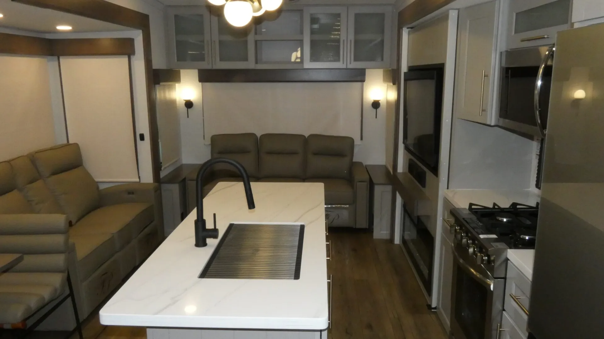 2026 Alliance RV Paradigm 340RL - Photo 3