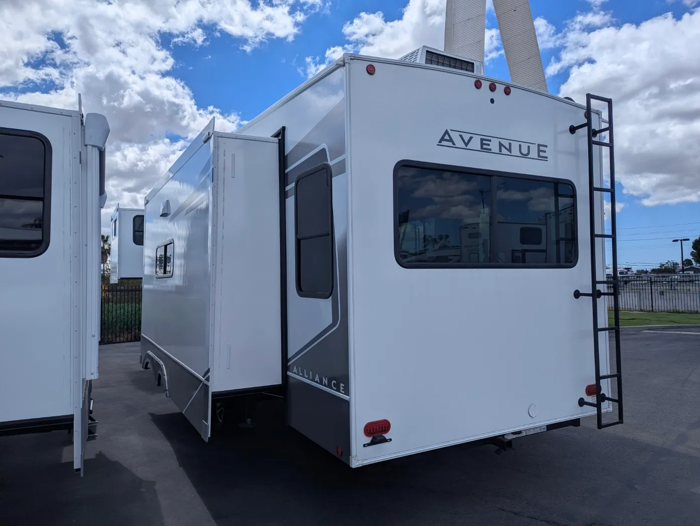 2026 Alliance RV Avenue 32RLS - Photo 4
