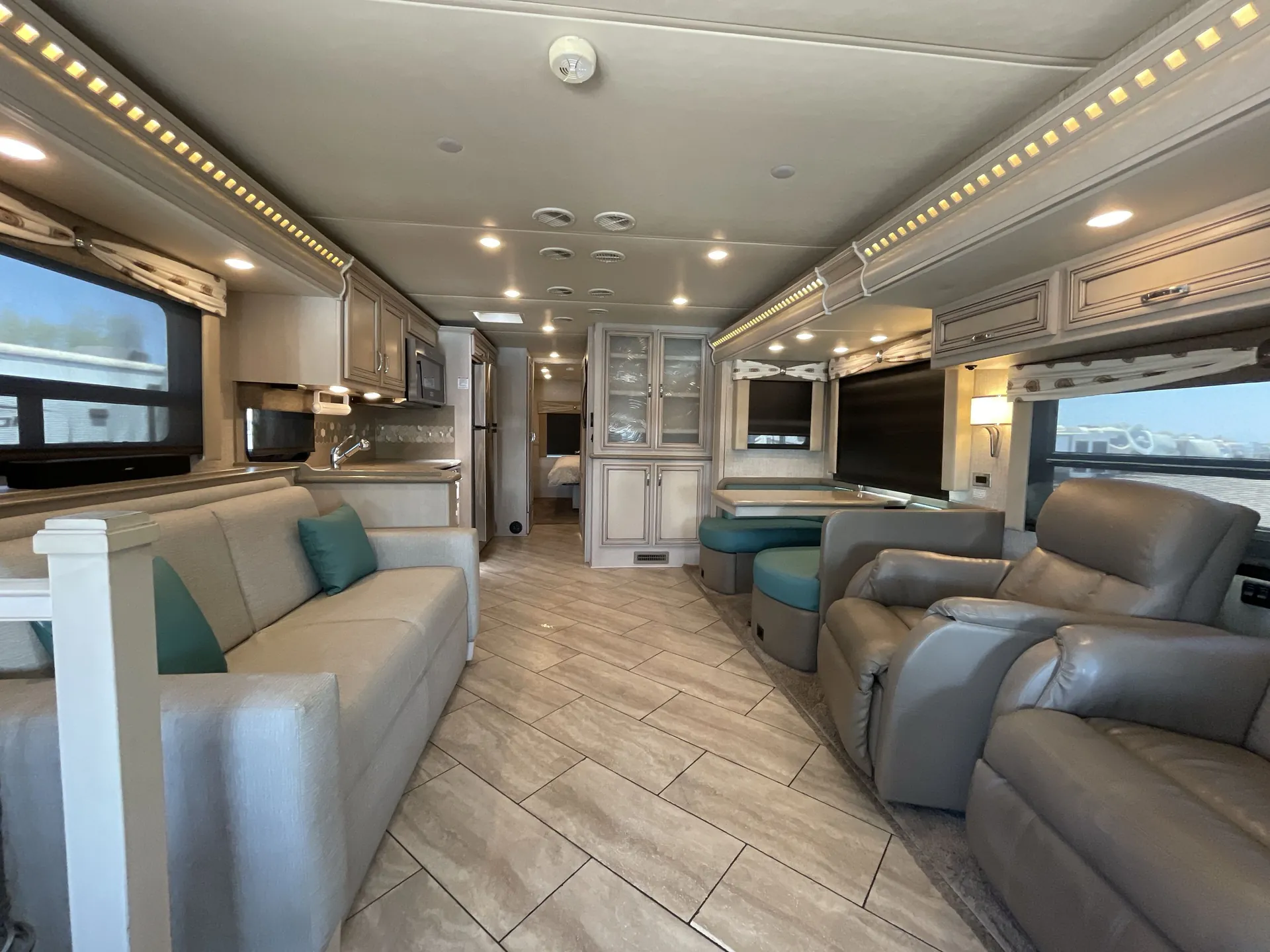 2020 newmar Bay Star 3626 — living area main