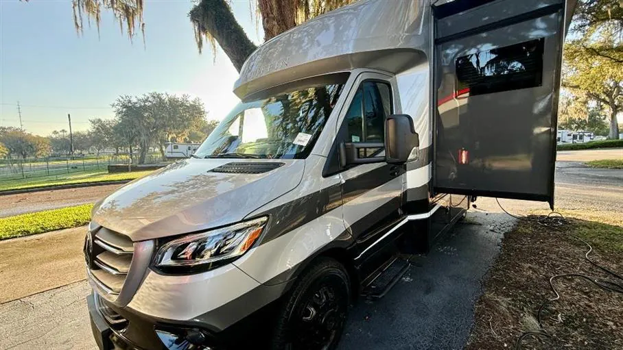 2027 Tiffin Wayfarer 25 PW, Photos photo 2