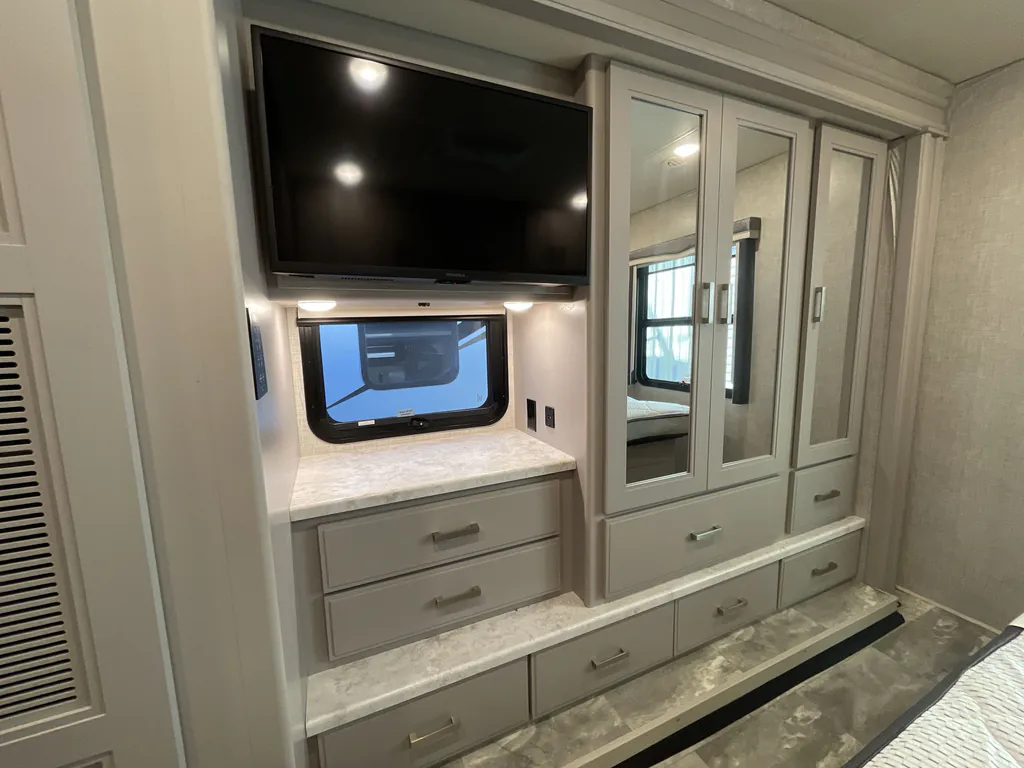 2023 Thor Motor Coach Challenger 35MQ, Photos photo 15