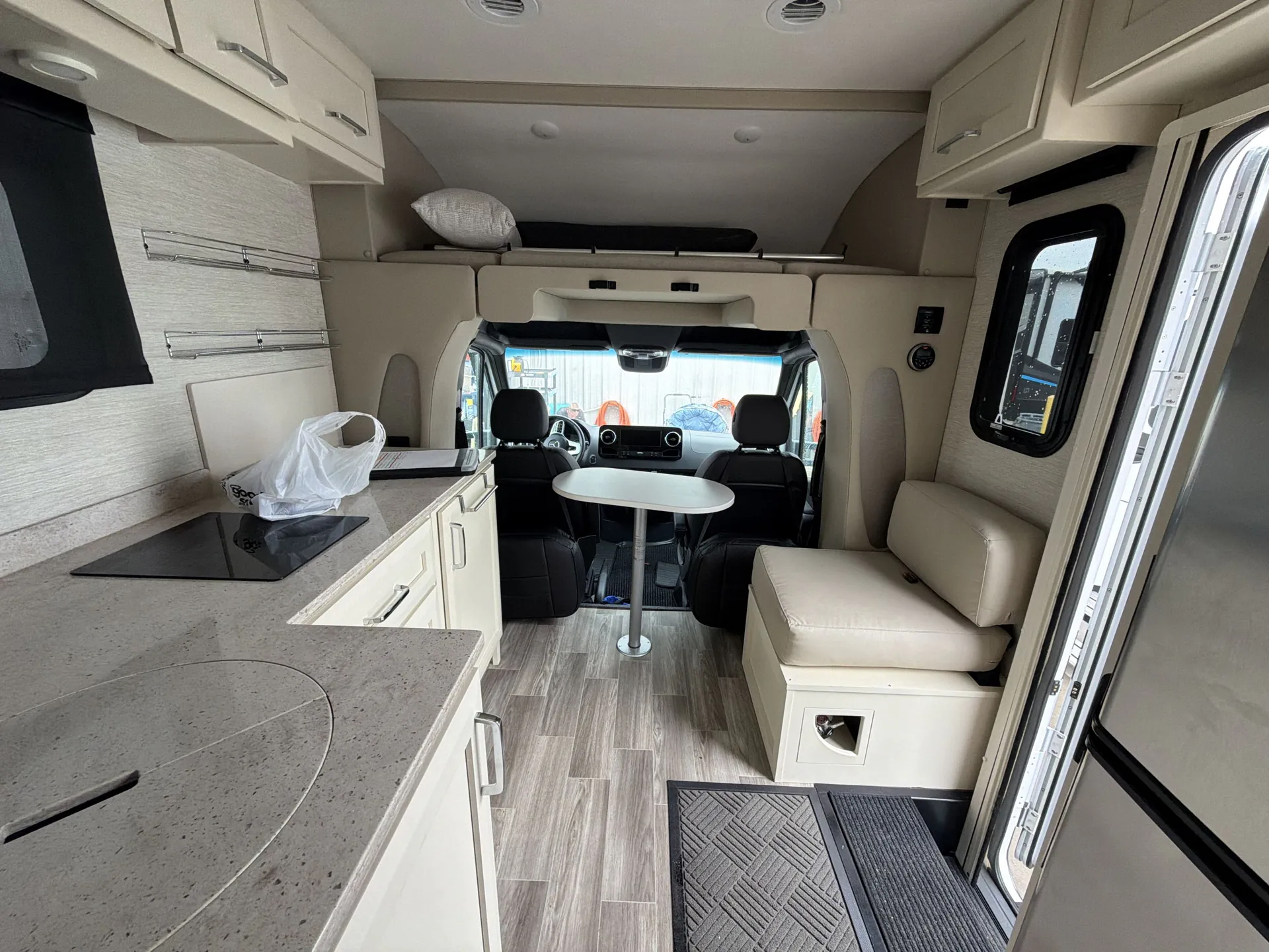 2024 Tiffin Wayfarer 25 RLW — living area main