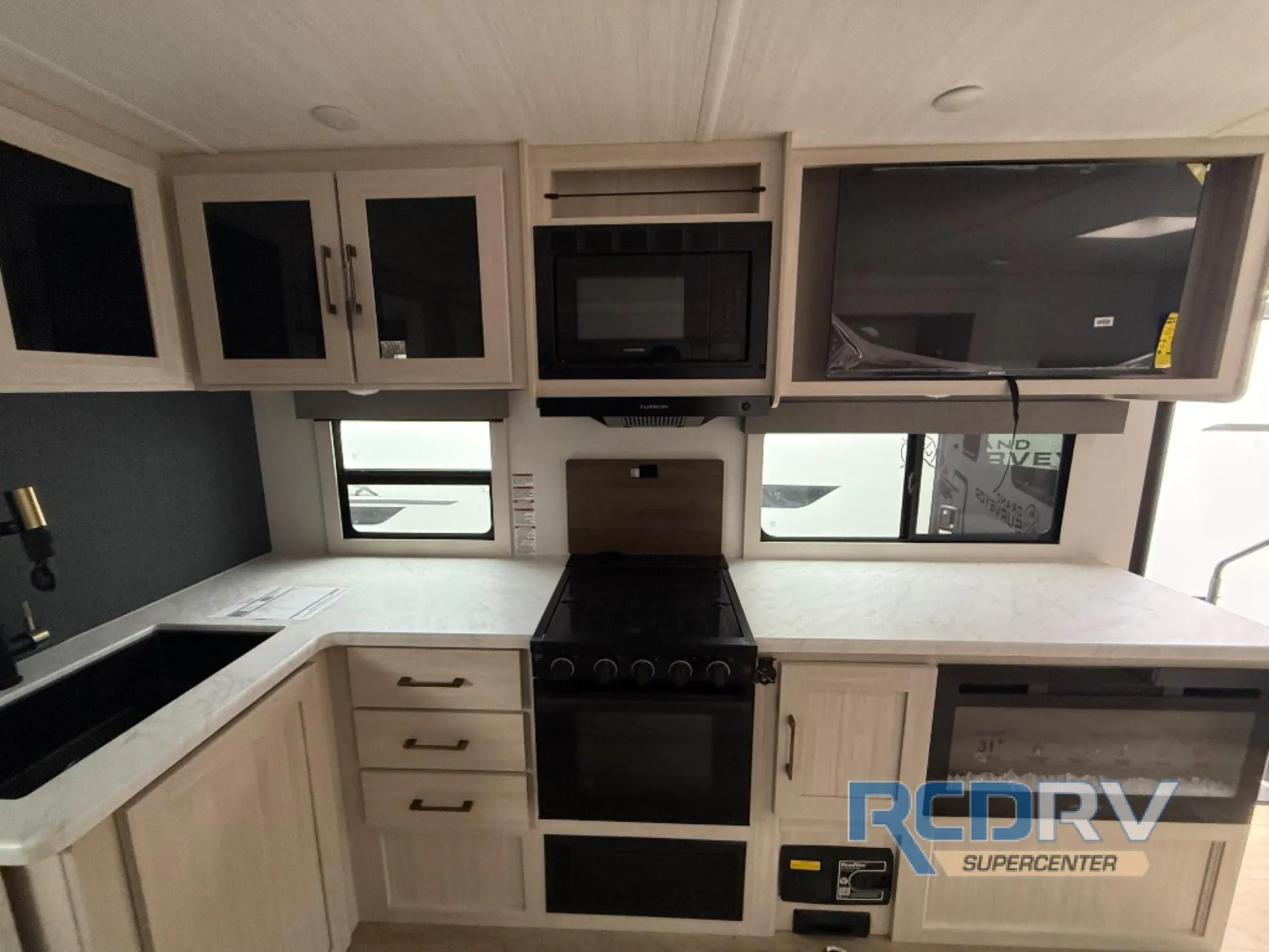 2026 Forest River Grand Surveyor 253RLS - Photo 4
