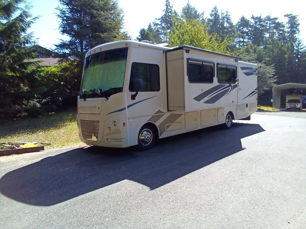 2018 Winnebago Vista 32YE MOTORHOME W/2 SLIDES UNDER 14K MILES! - Photo 4