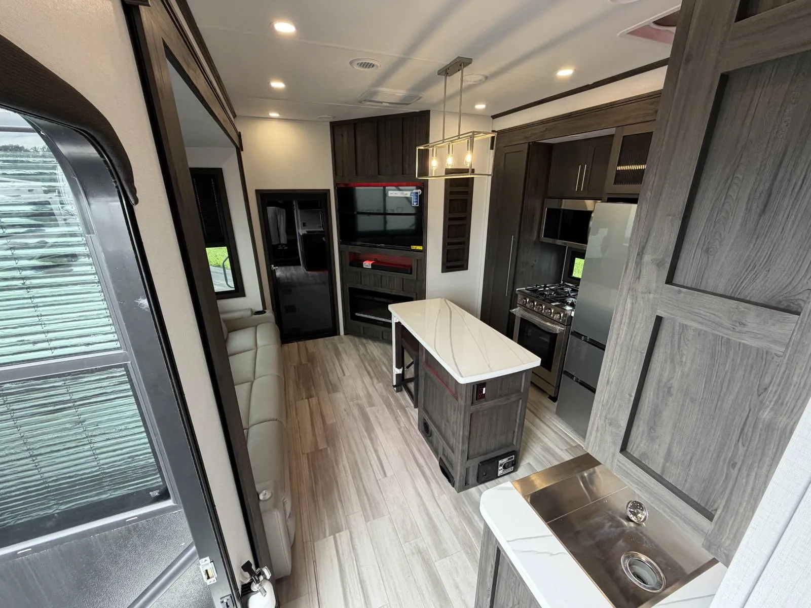 2025 Keystone Fuzion 373 - Photo 3