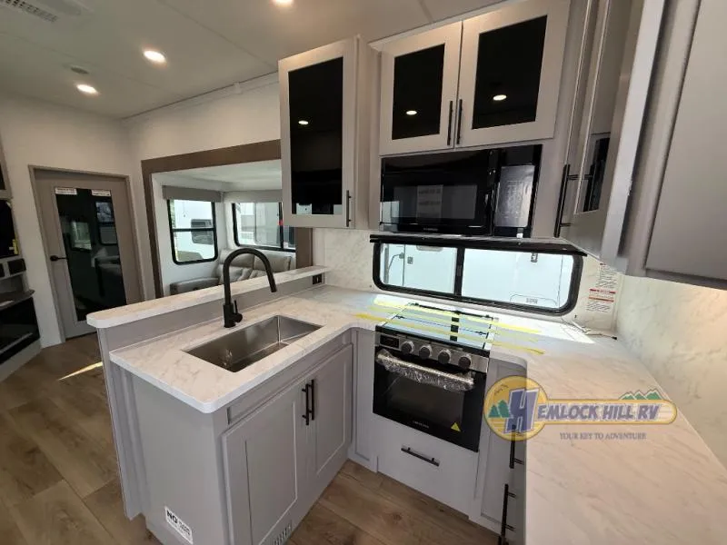 2027 Alliance RV Valor 36A10 - Photo 4