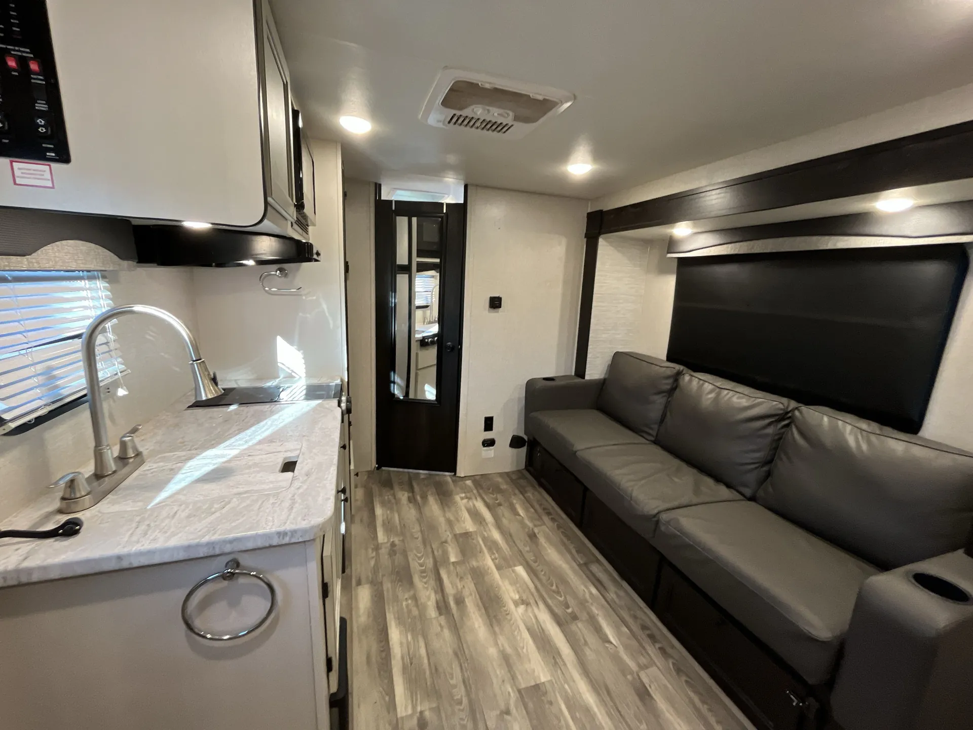 2022 Highland Ridge Range Lite Air 18RBS — living area main