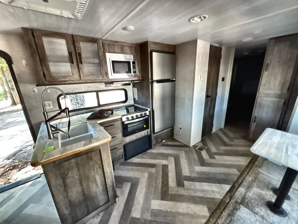 2021 Forest River Wildwood 31KQBTS, Photos photo 3