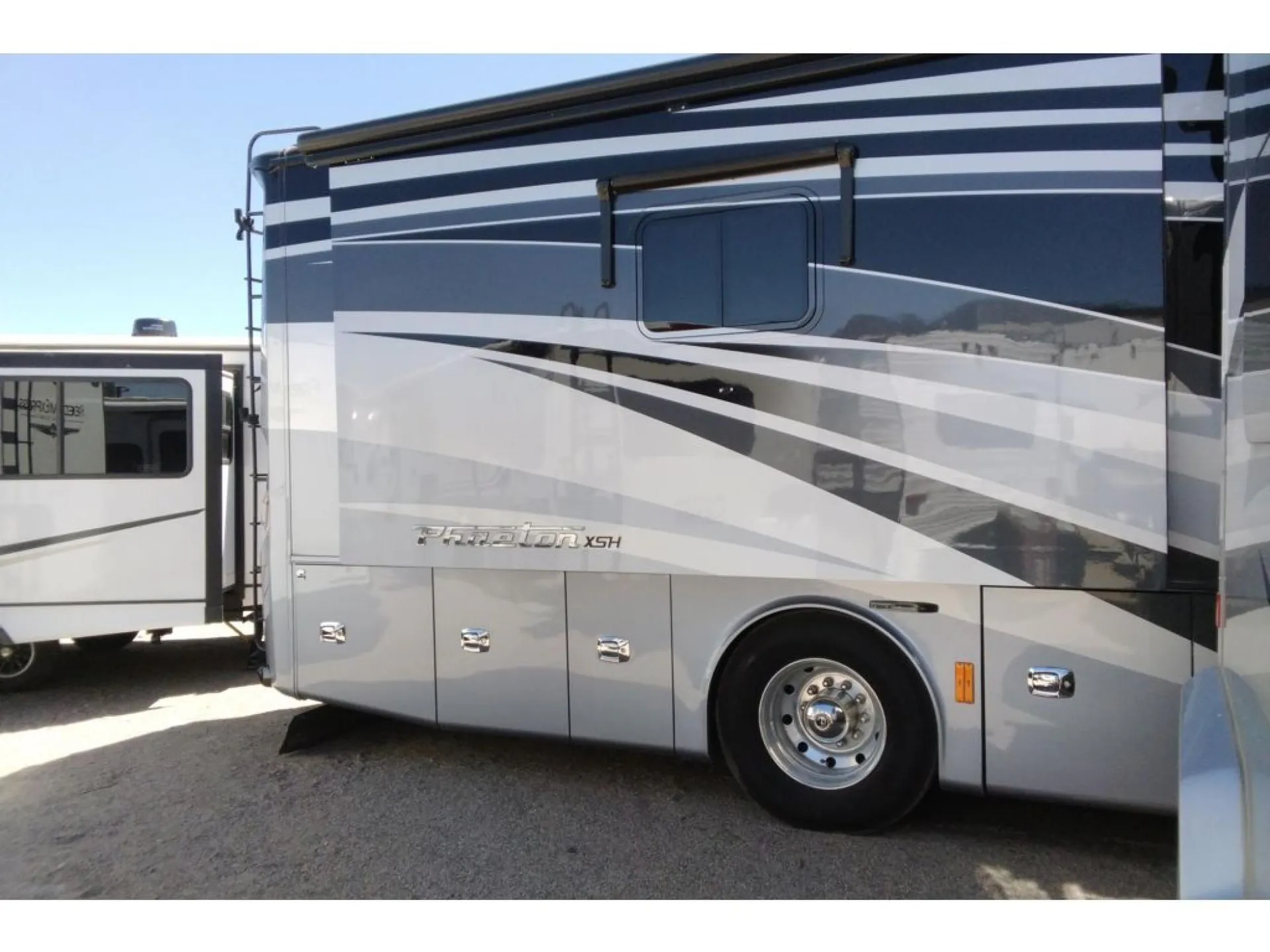 2018 Tiffin Phaeton 40 IH - Photo 4