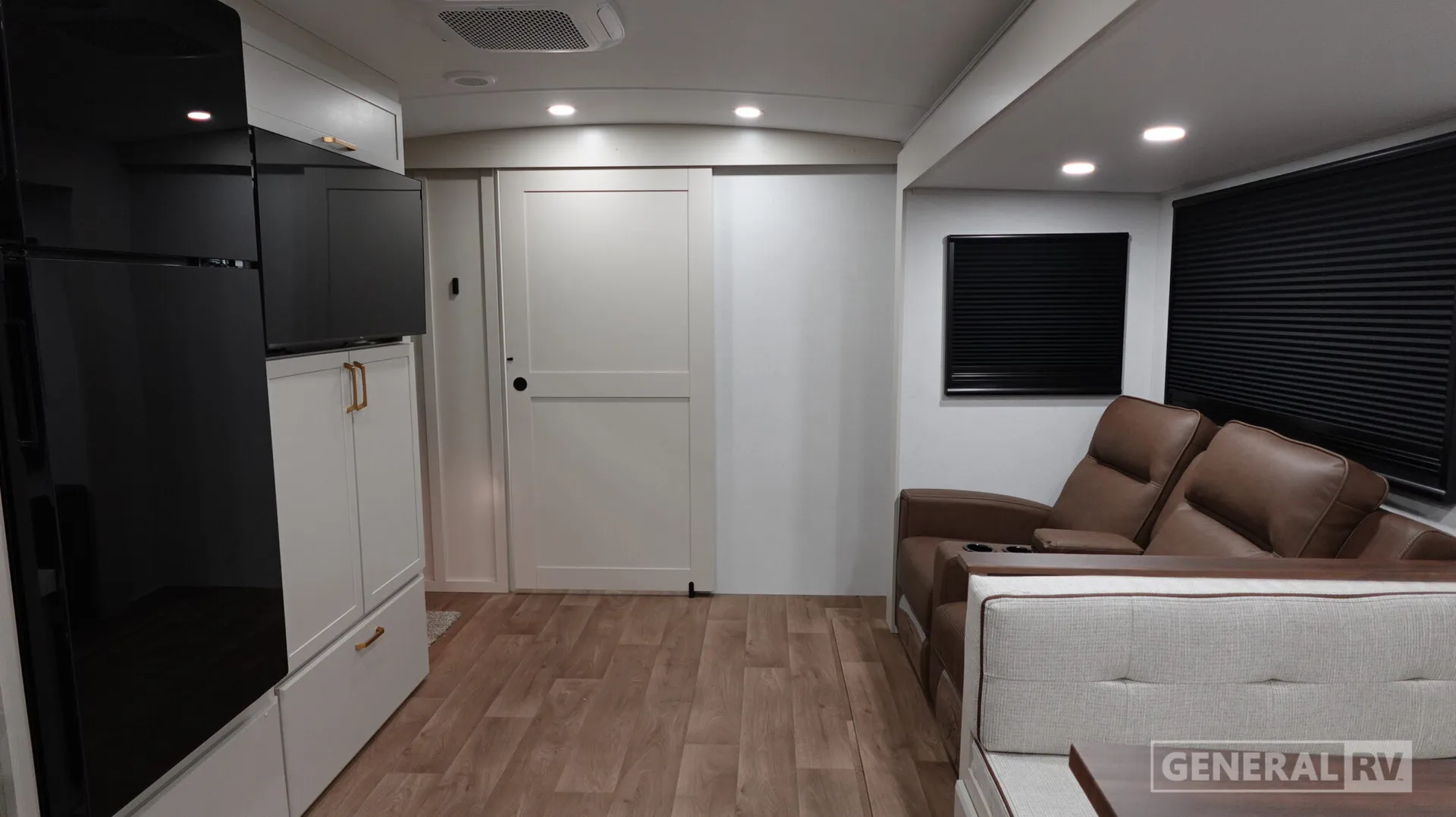 2027 Grand Design Imagine 2600RB - Photo 3