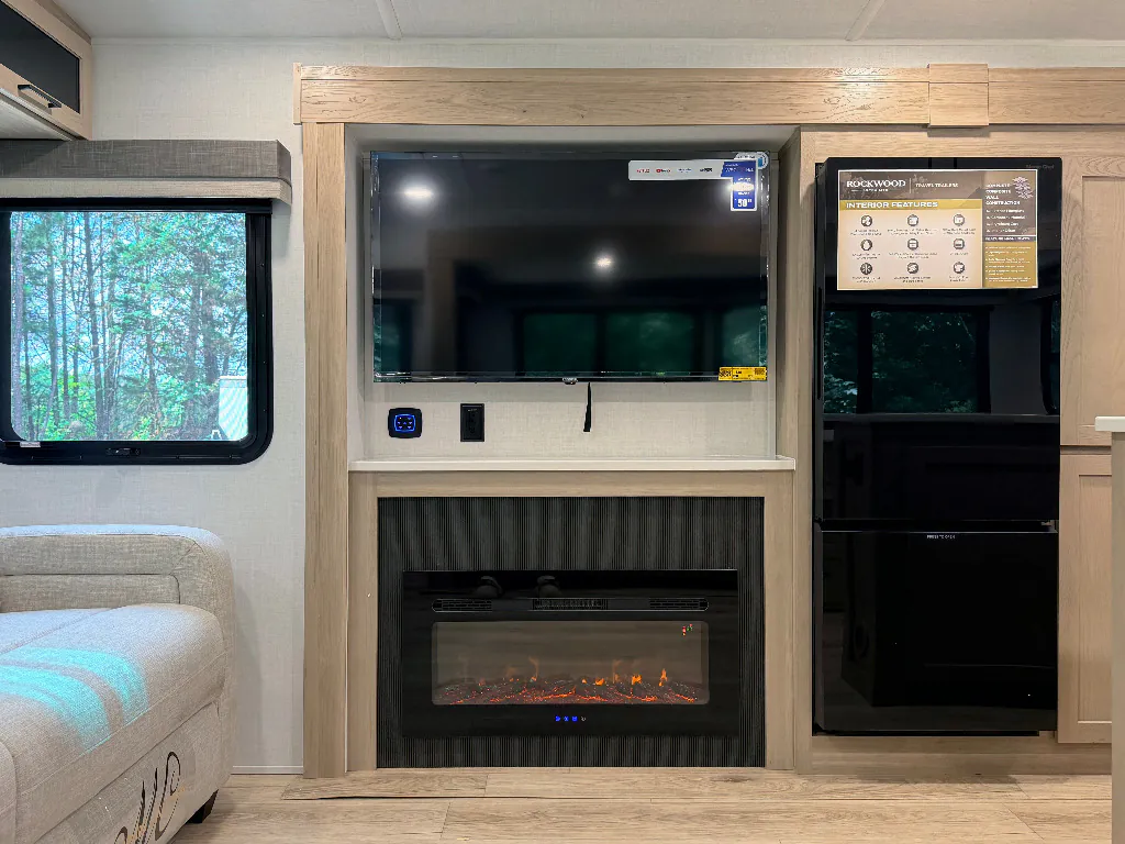 2026 Forest River Rockwood Ultra Lite 2906RL — Photo 6