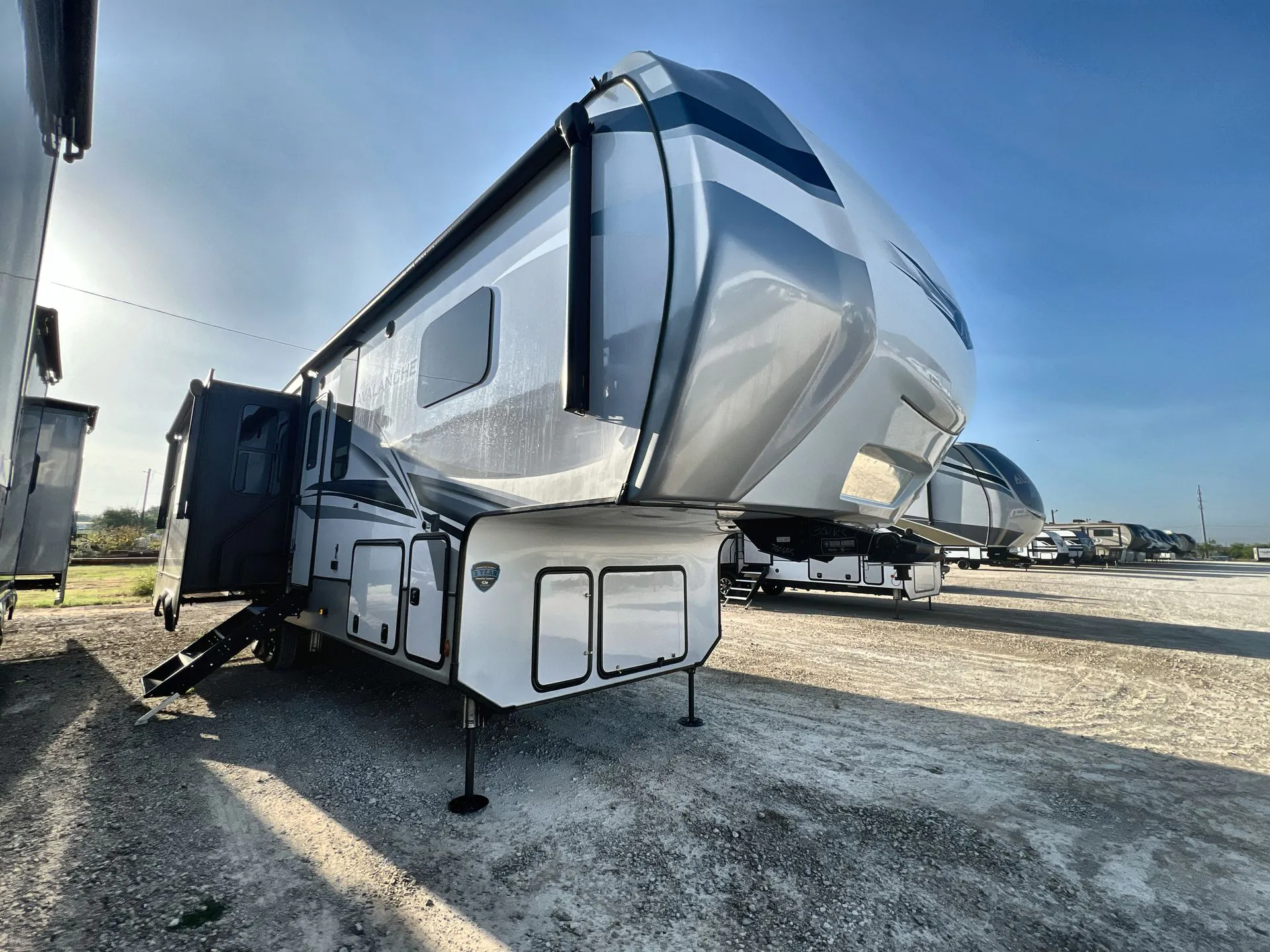 2023 Keystone Avalanche 302RS - Photo 2