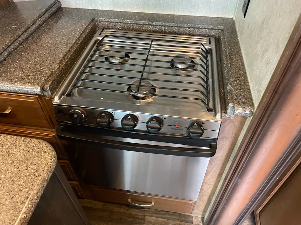 2015 Keystone Montana 3100RL, Photos photo 10