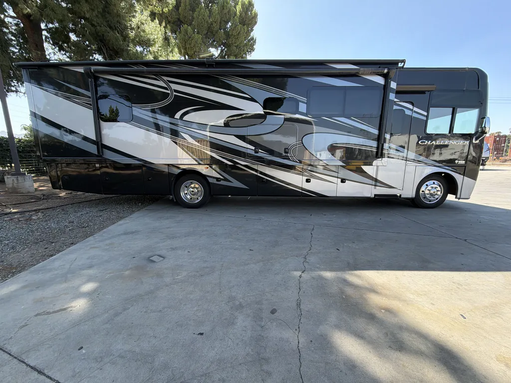 2020 Thor Motor Coach Challenger 35MQ, Photos photo 5