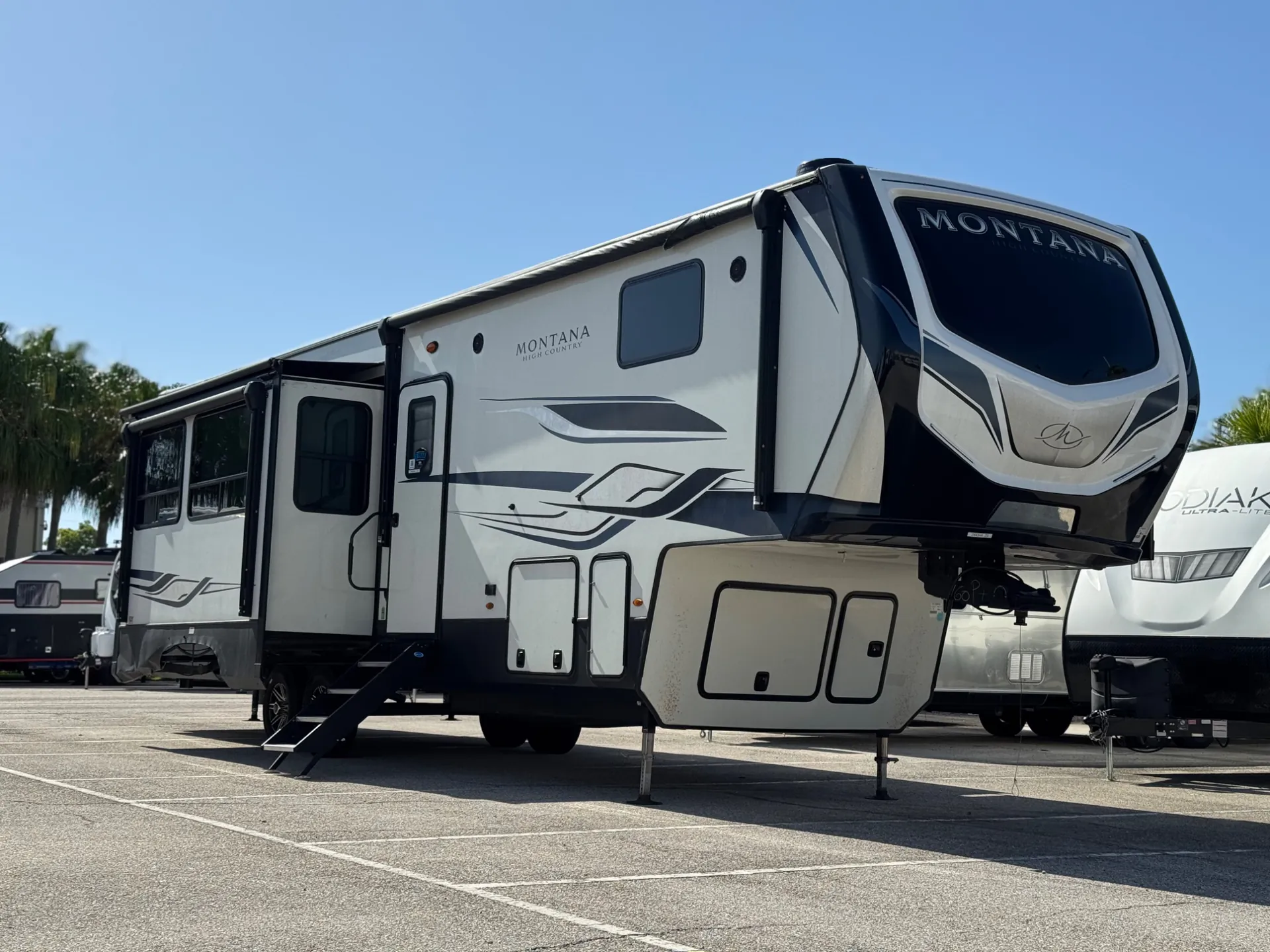 2023 Keystone Montana High Country 335BH - Photo 2