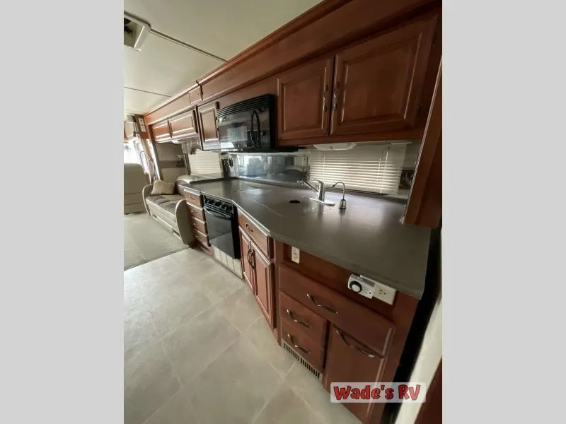 2004 Fleetwood RV Discovery 39J - Photo 2