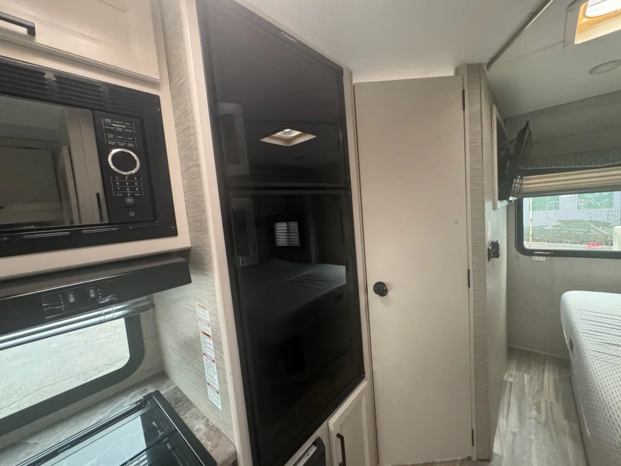 2023 Thor Motor Coach Fourwinds 22B - Photo 4