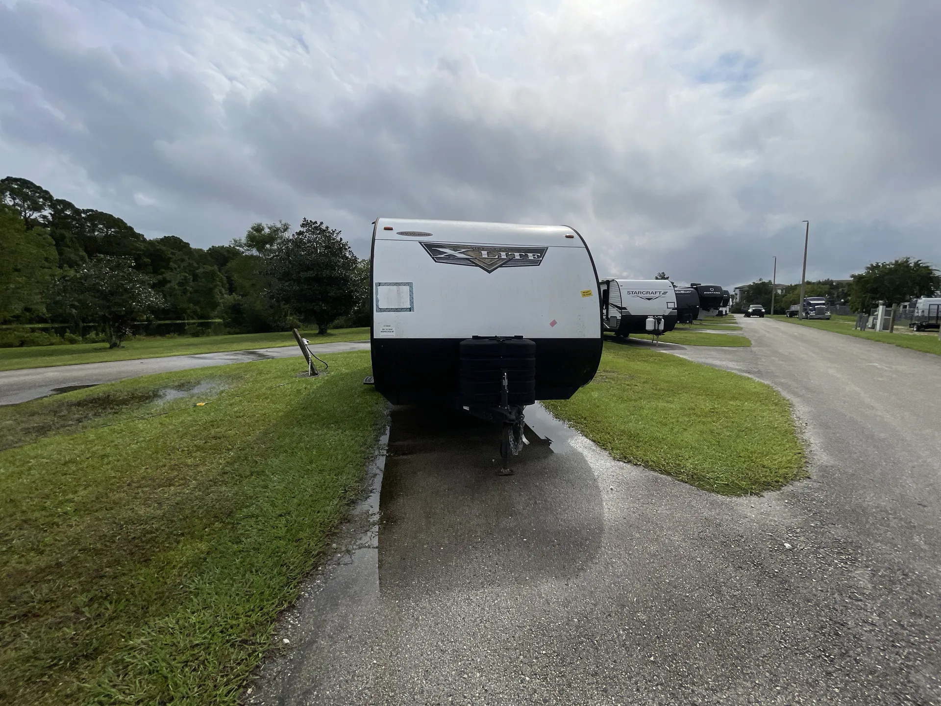 2023 Forest River Wildwood X-Lite 261BHXL — front