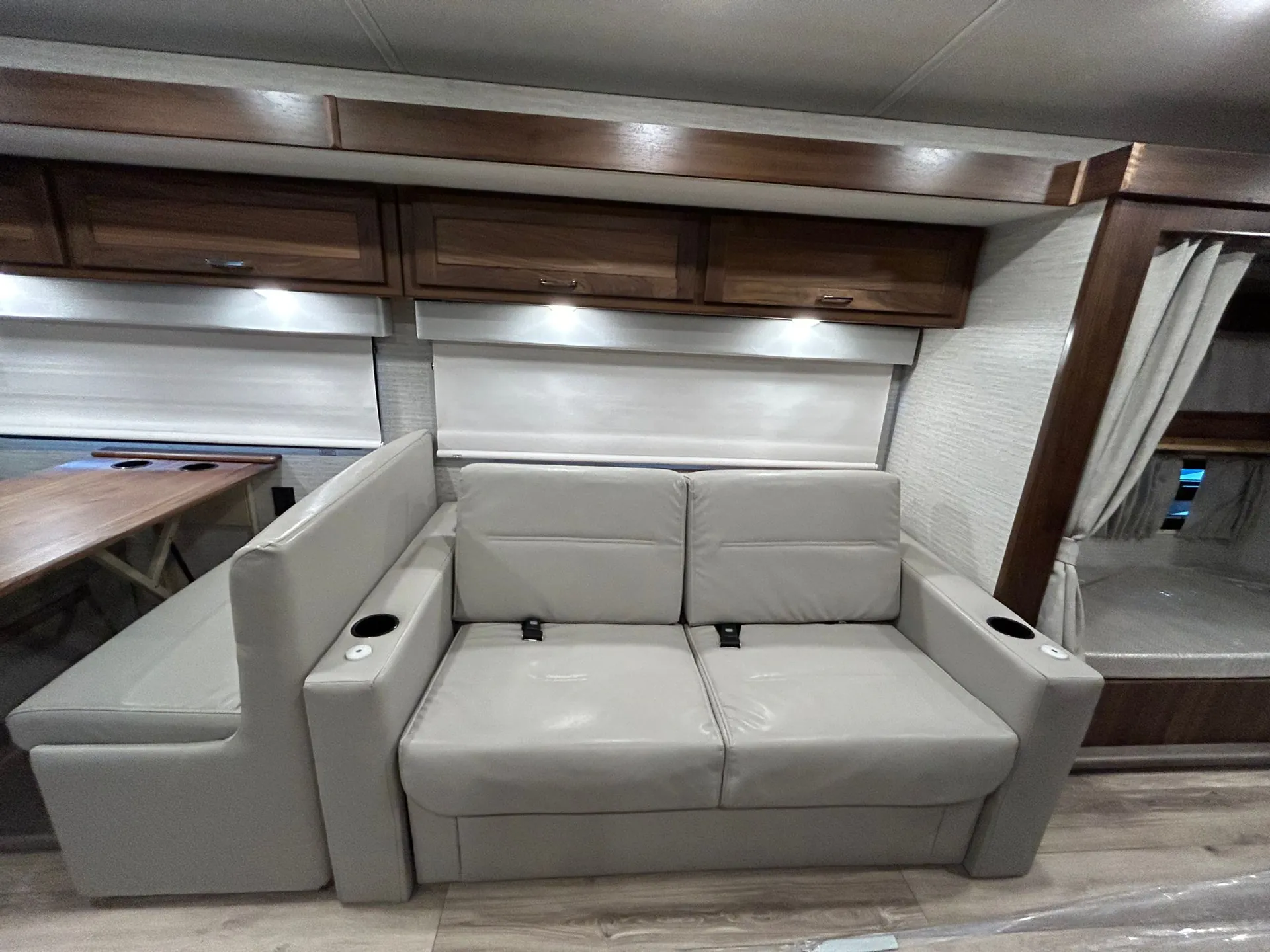 2025 Winnebago Forza 38W - Photo 4