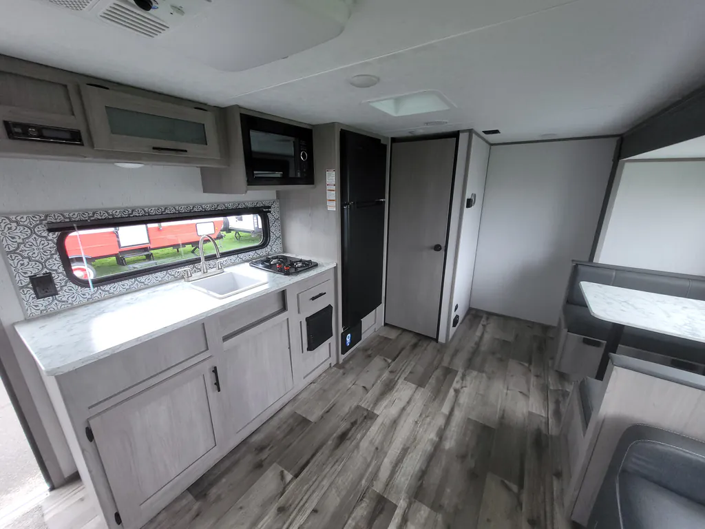 2023 Dutchmen Coleman Lantern LT 18FQ, Photos photo 5