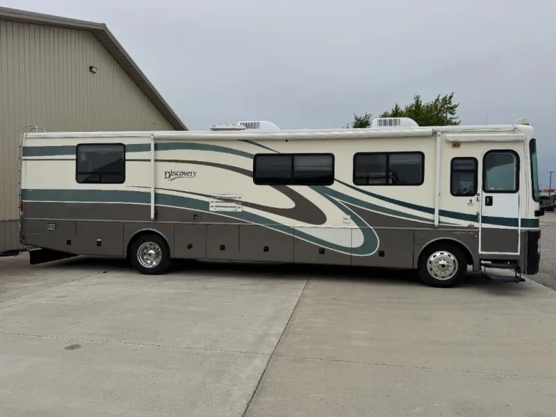 2002 Fleetwood RV Discovery 38D - Photo 4