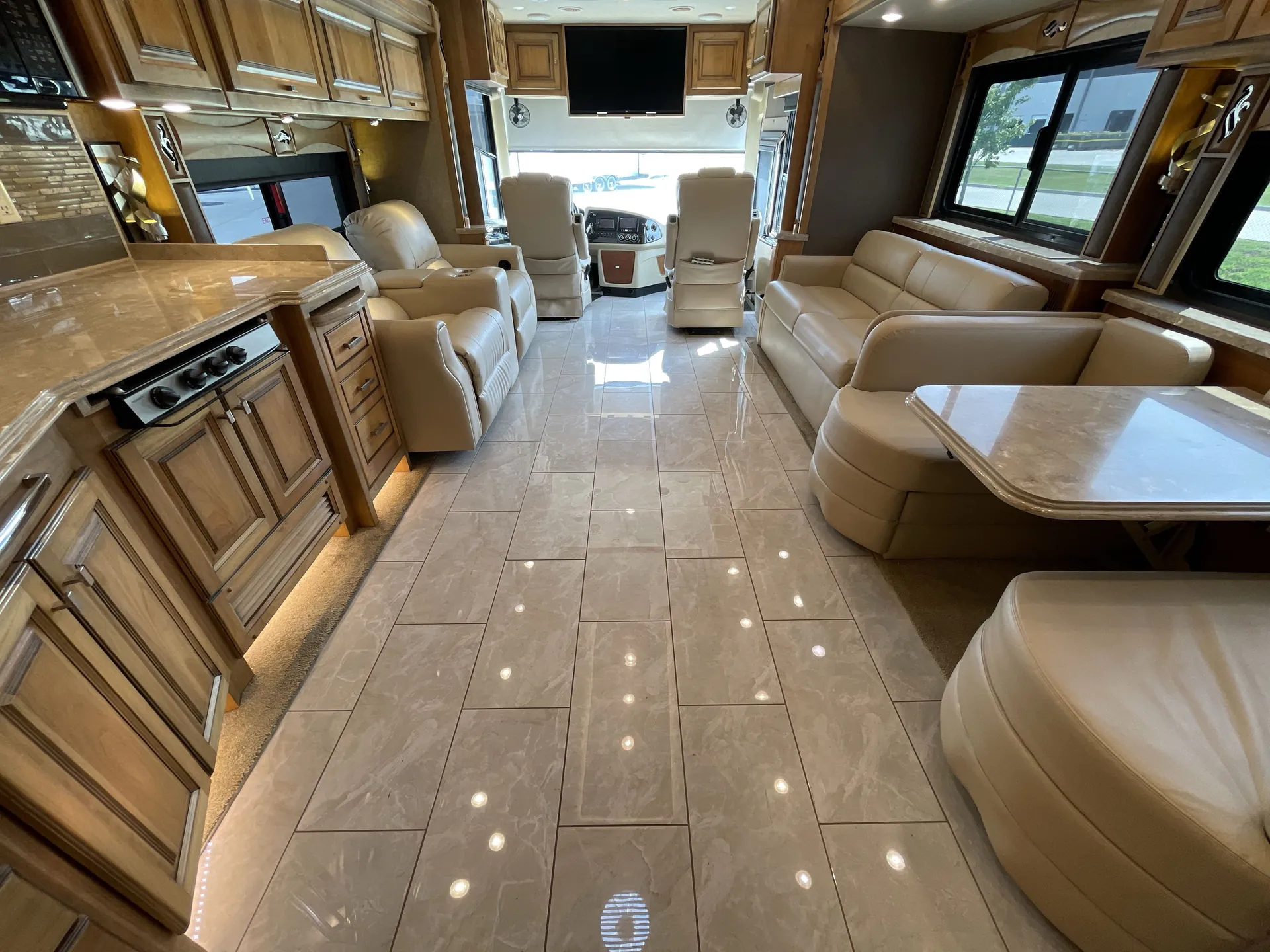 2018 Tiffin Phaeton 40 IH — living area main