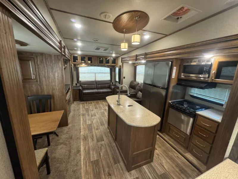 2018 Keystone Laredo 325RL - Photo 4