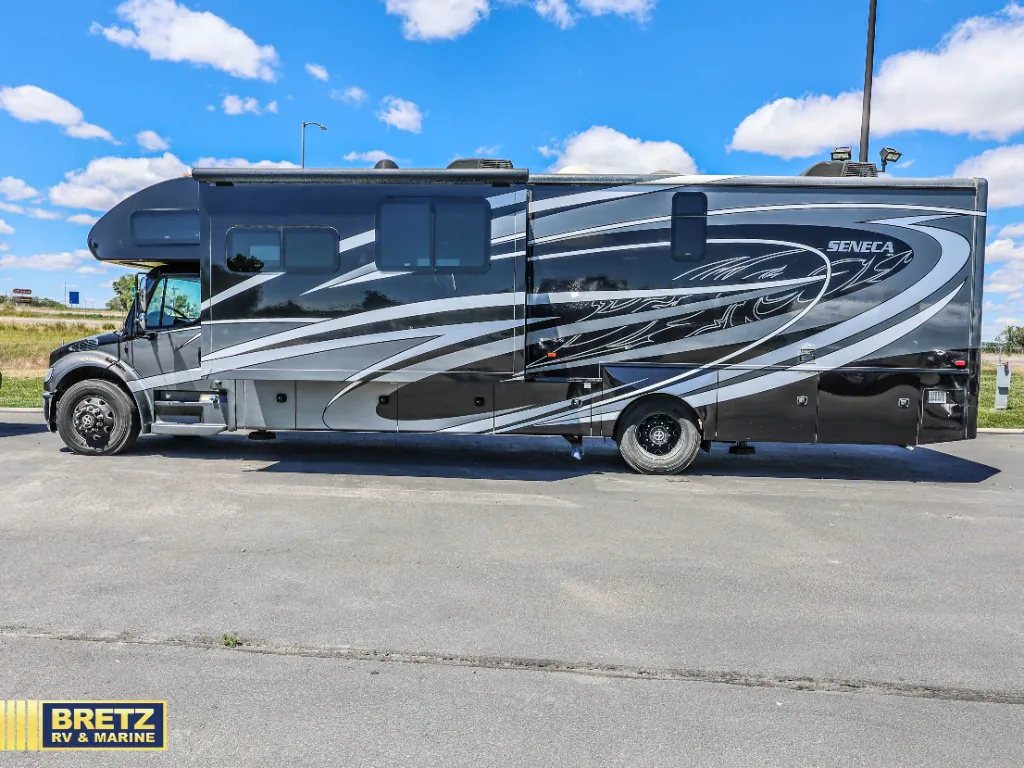 2019 Jayco Seneca 37FS - Photo 3