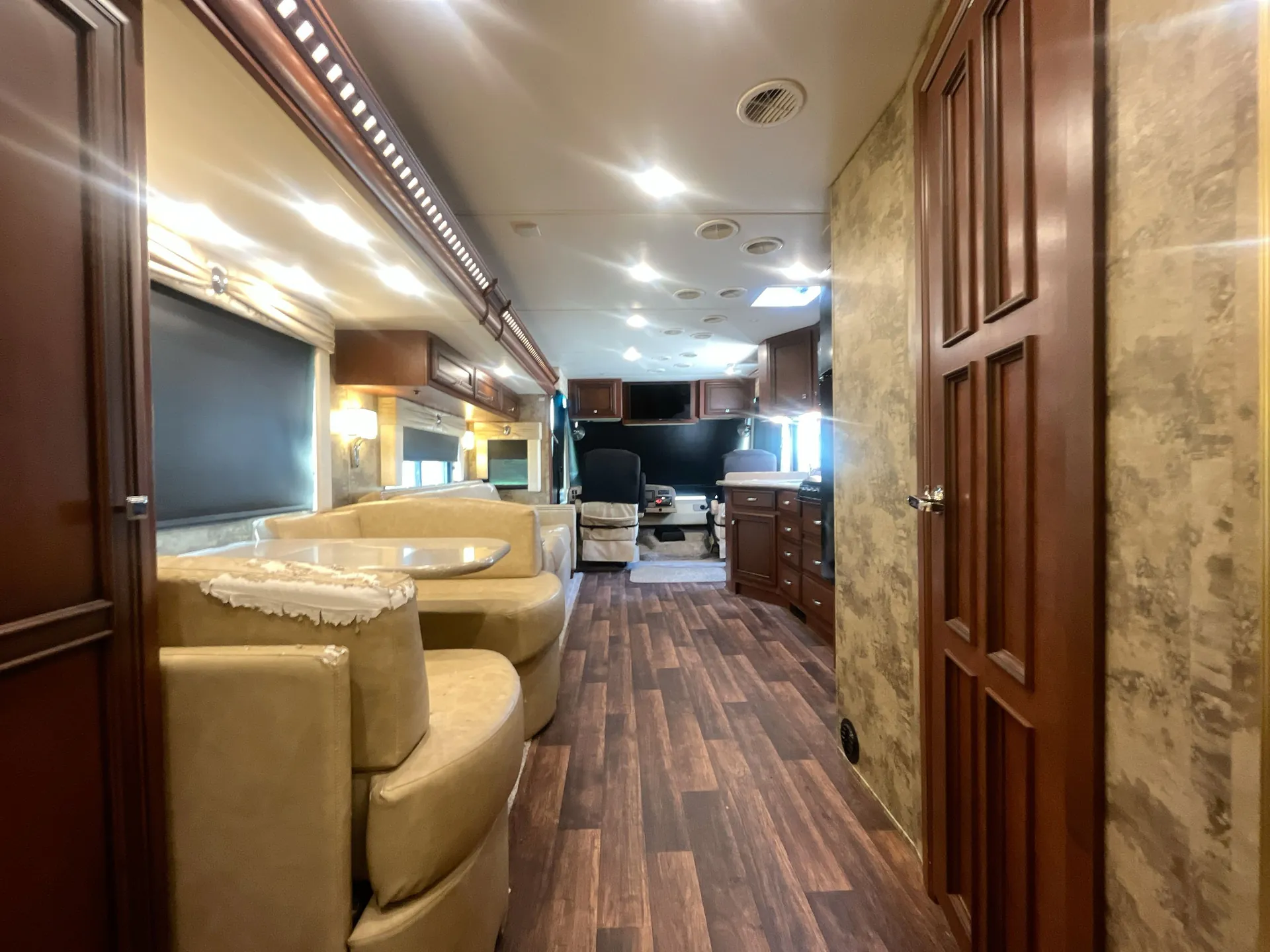 2017 newmar Bay Star 3124 — living area main