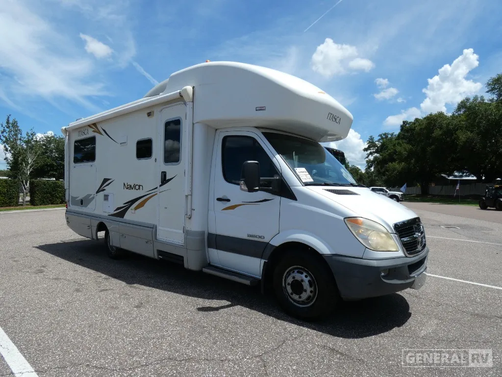 2008 Winnebago Navion 24J - Photo 2