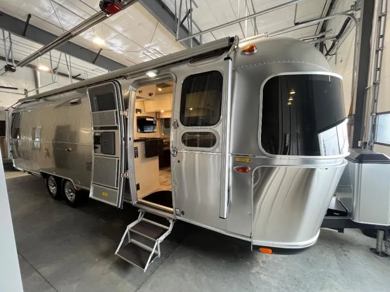 2026 Airstream Classic 30RB - Photo 3