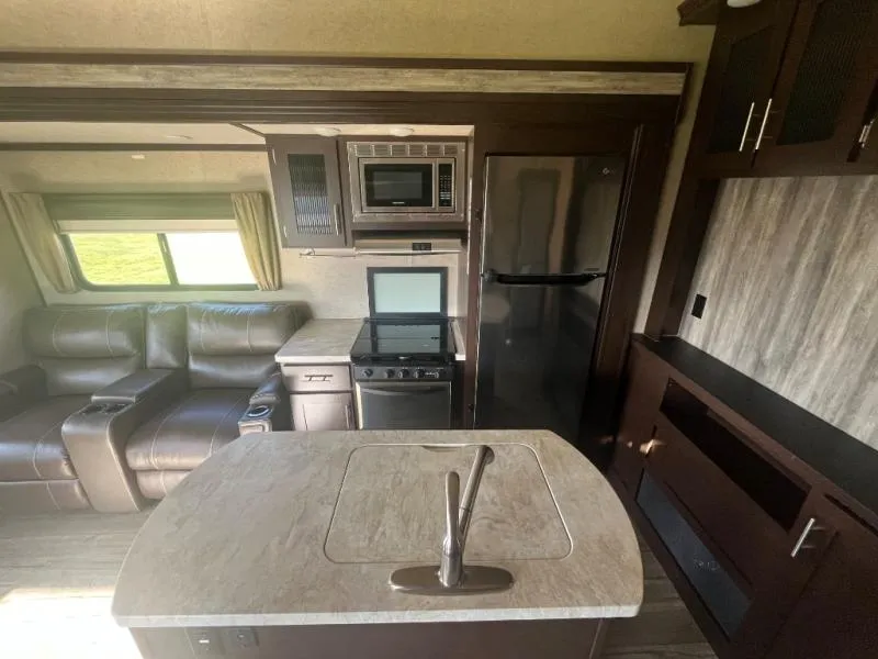 2017 Forest River Cherokee Arctic Wolf 285DRL4 - Photo 4