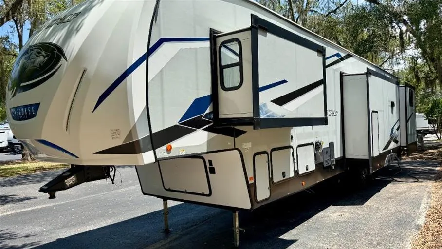 2023 Forest River Cherokee Arctic Wolf 3810 SUITE - Photo 4
