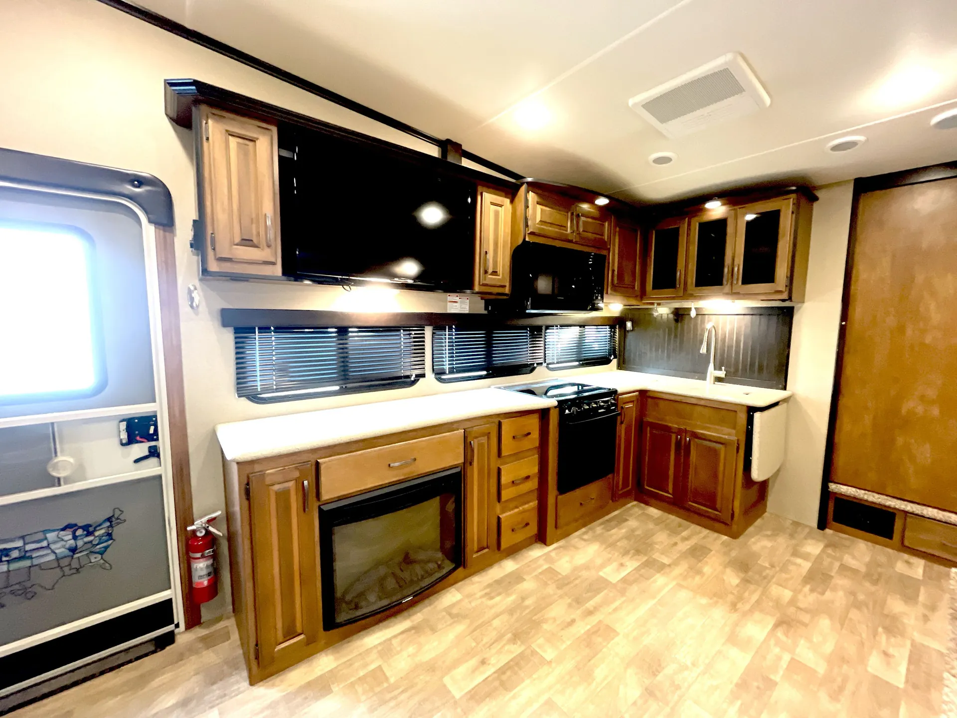 2017 Grand Design Reflection 28BH — living area main