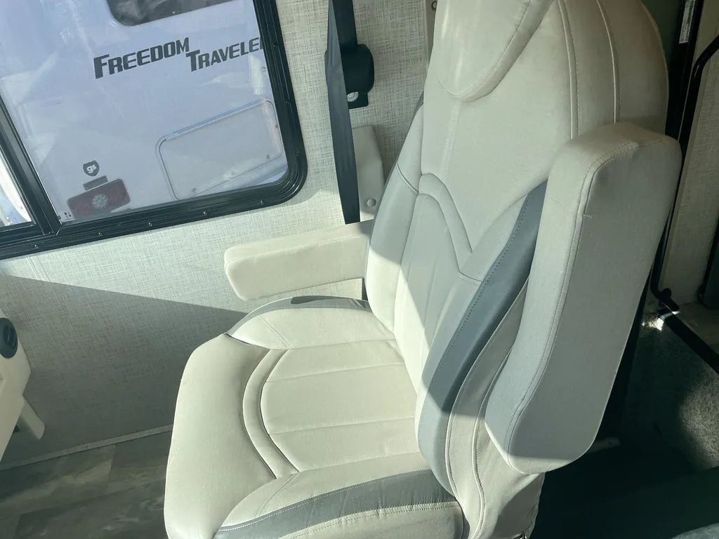 2023 Thor Motor Coach Challenger 35MQ, Photos photo 39