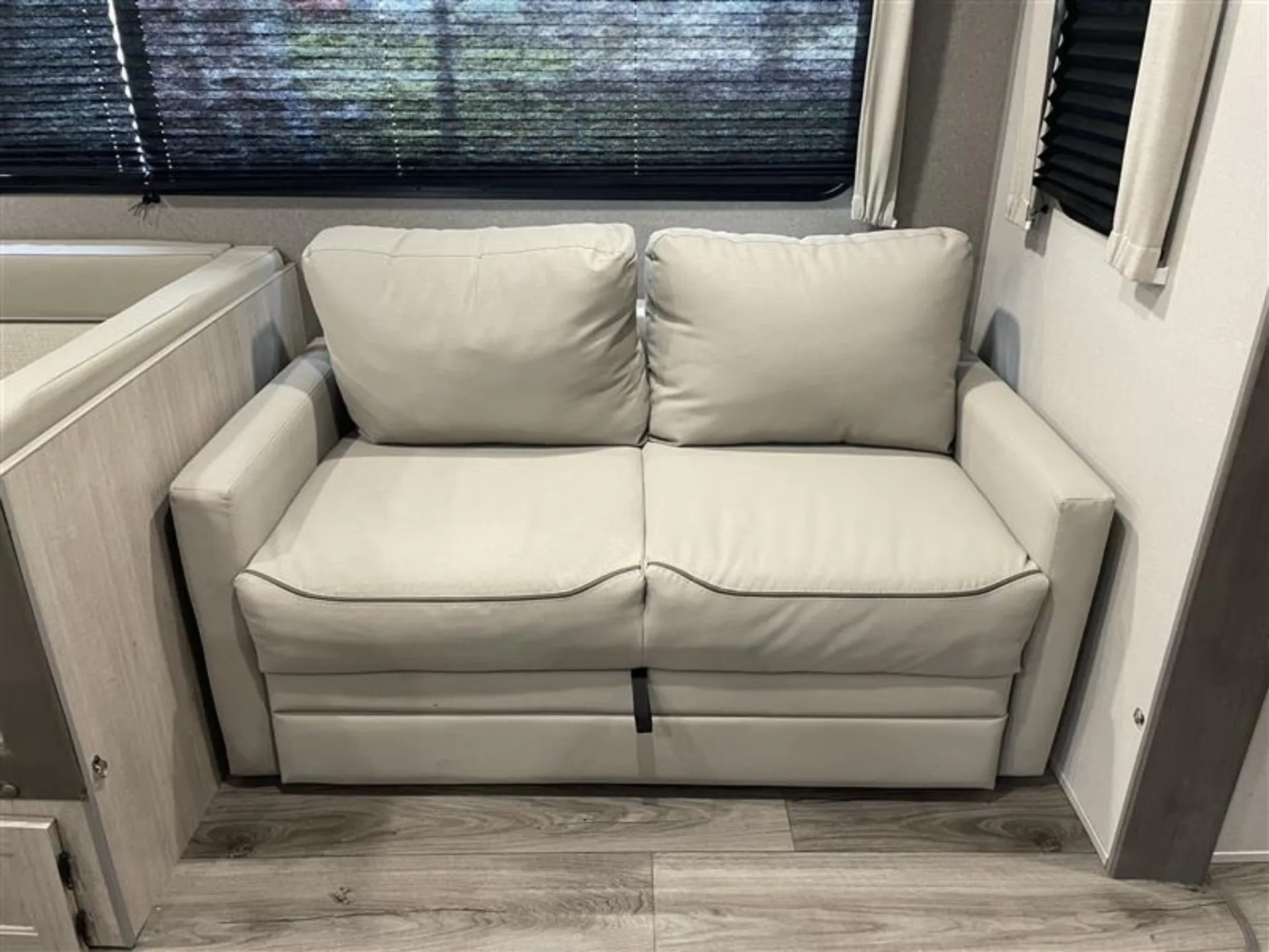 2026 Coachmen Catalina Legacy Edition 293TQBSCK - Photo 4