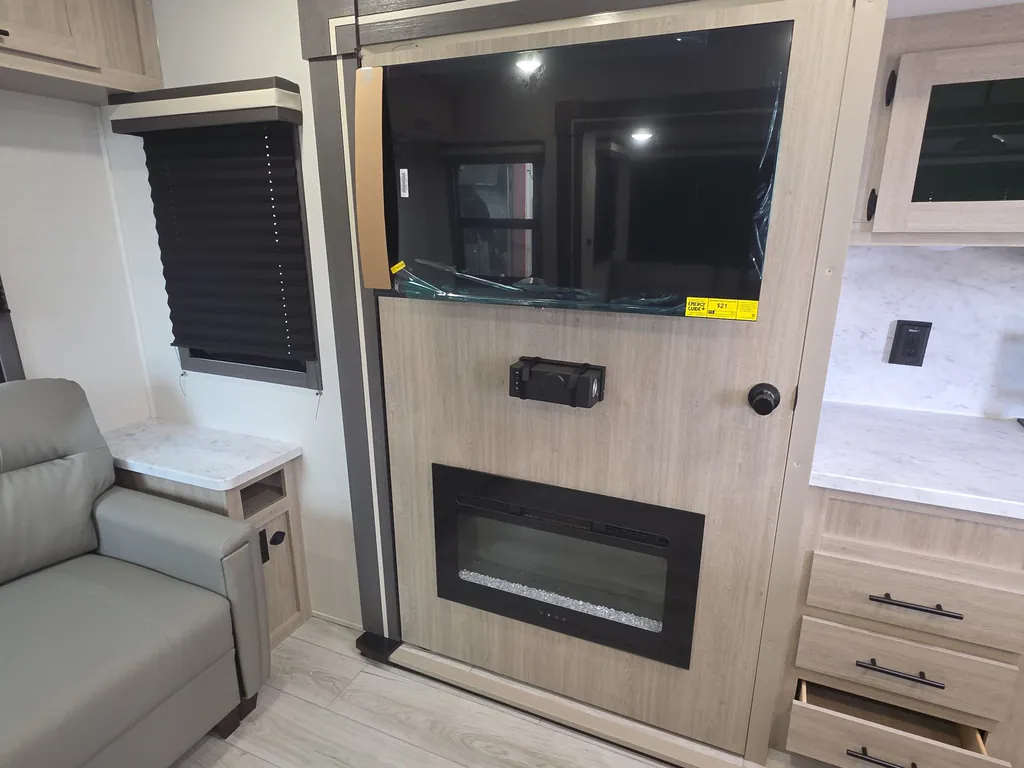 2027 East to West Della Terra 272RL, Photos photo 18