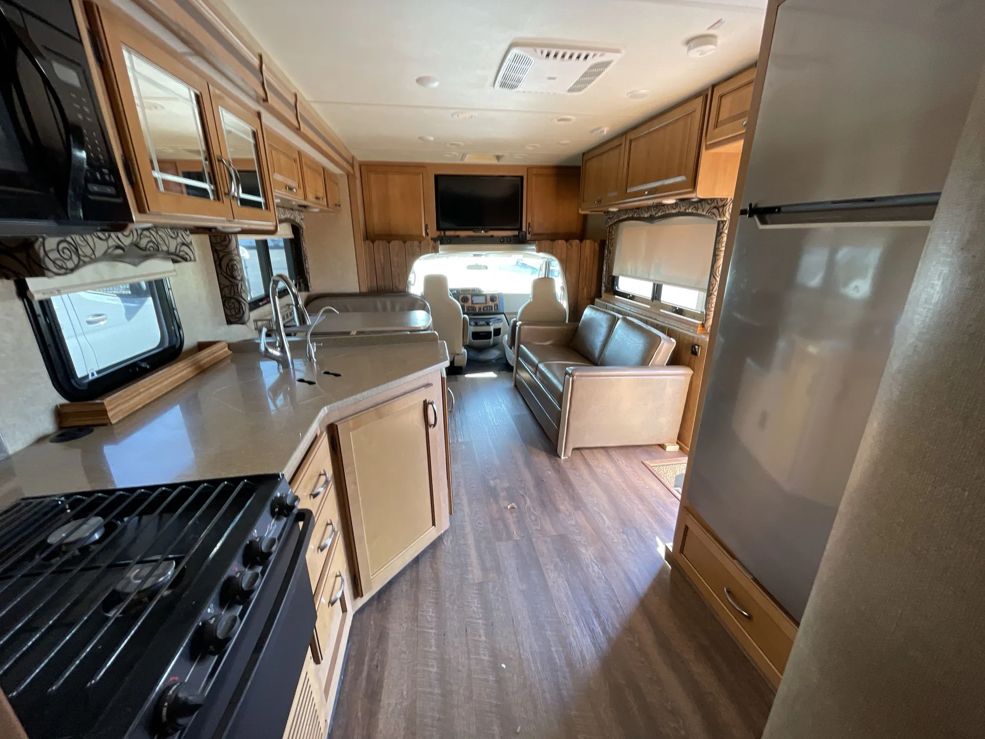 2016 Thor Motor Coach Four Winds 31W — living area main