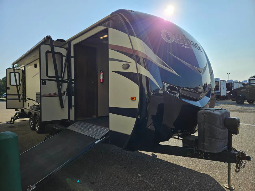 2016 Keystone Outback 324CG - Photo 2