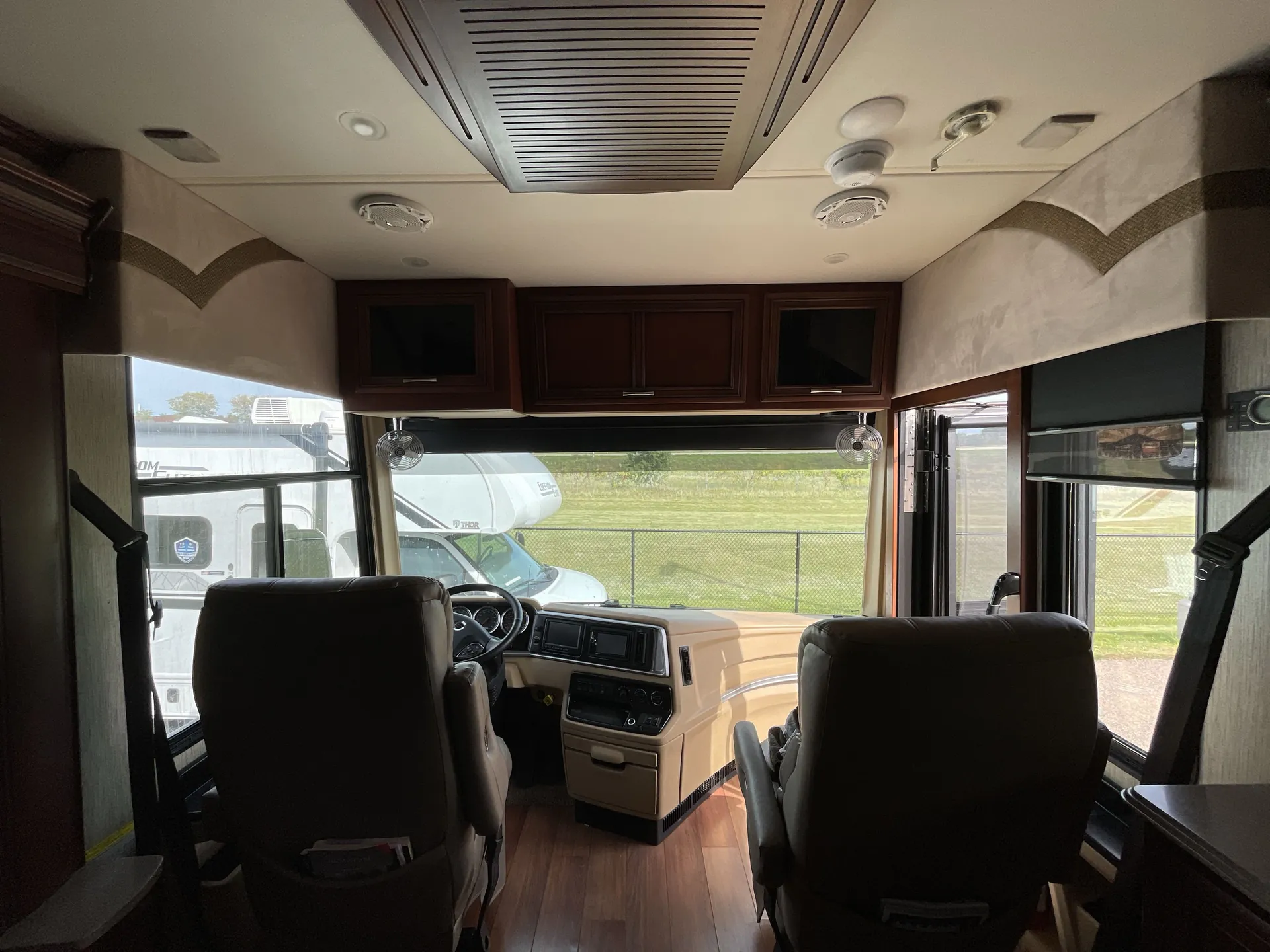 2016 Newmar Ventana 3709 — living area main