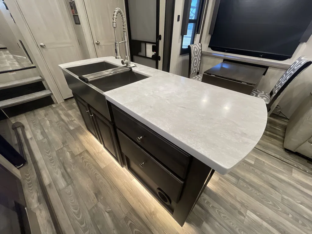 2022 Forest River Cardinal Luxury 380RLX, Photos photo 4