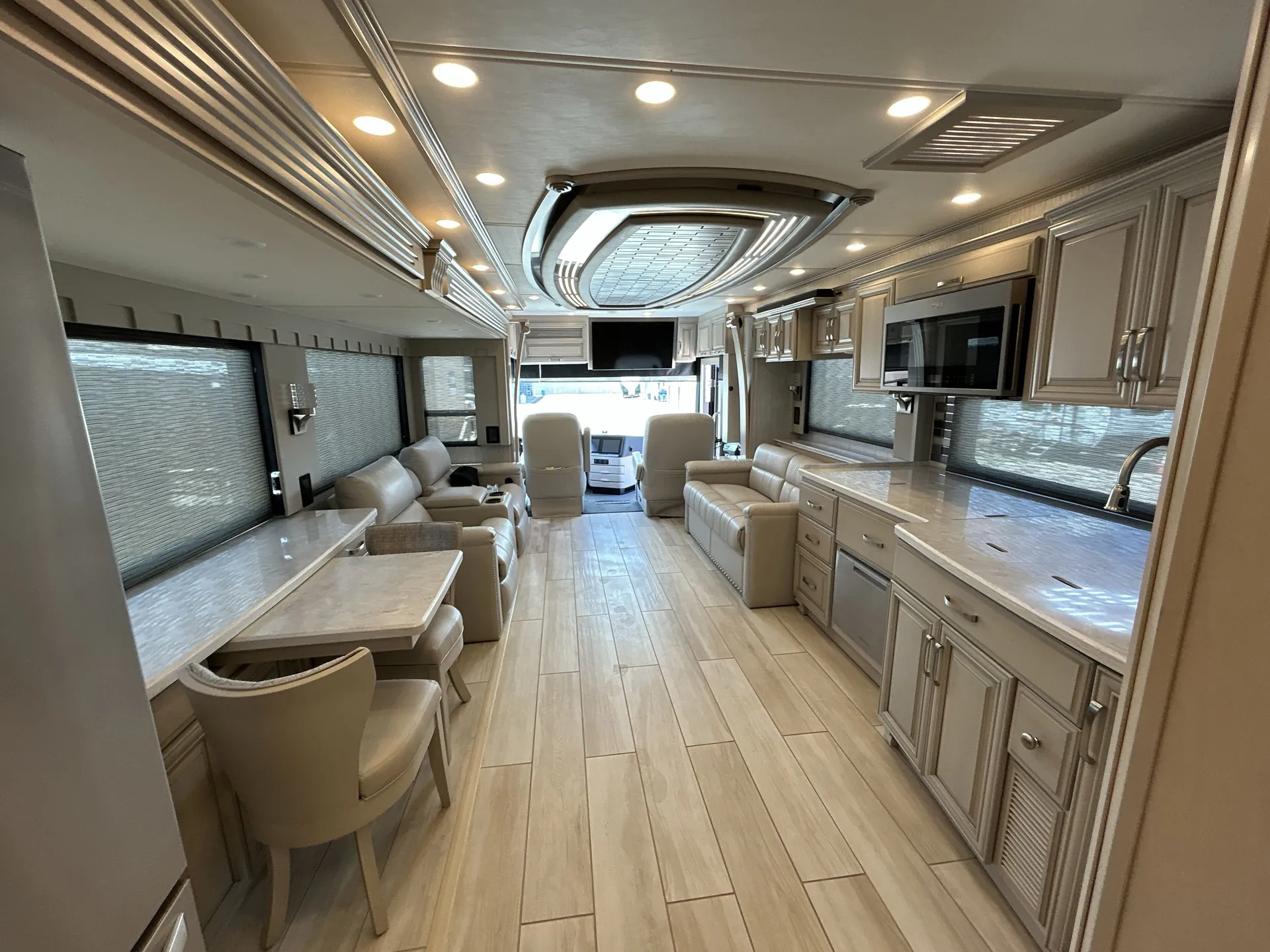 2023 Newmar London Aire 4551 — living area main
