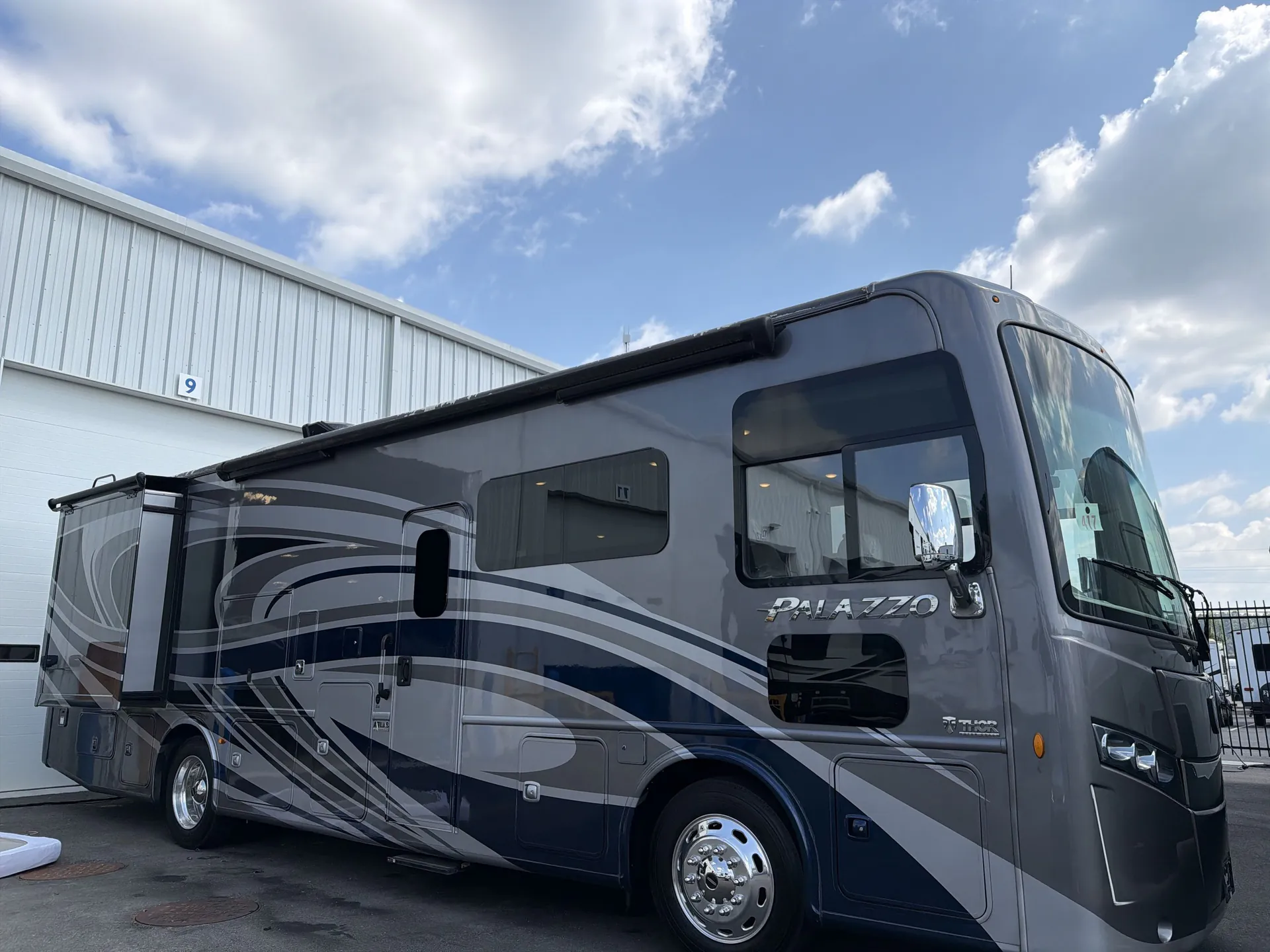 2021 Thor Motor Coach Palazzo 33.6 - Photo 2