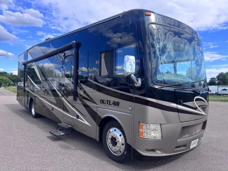 2015 Thor Motor Coach Outlaw 37LS - Main photo
