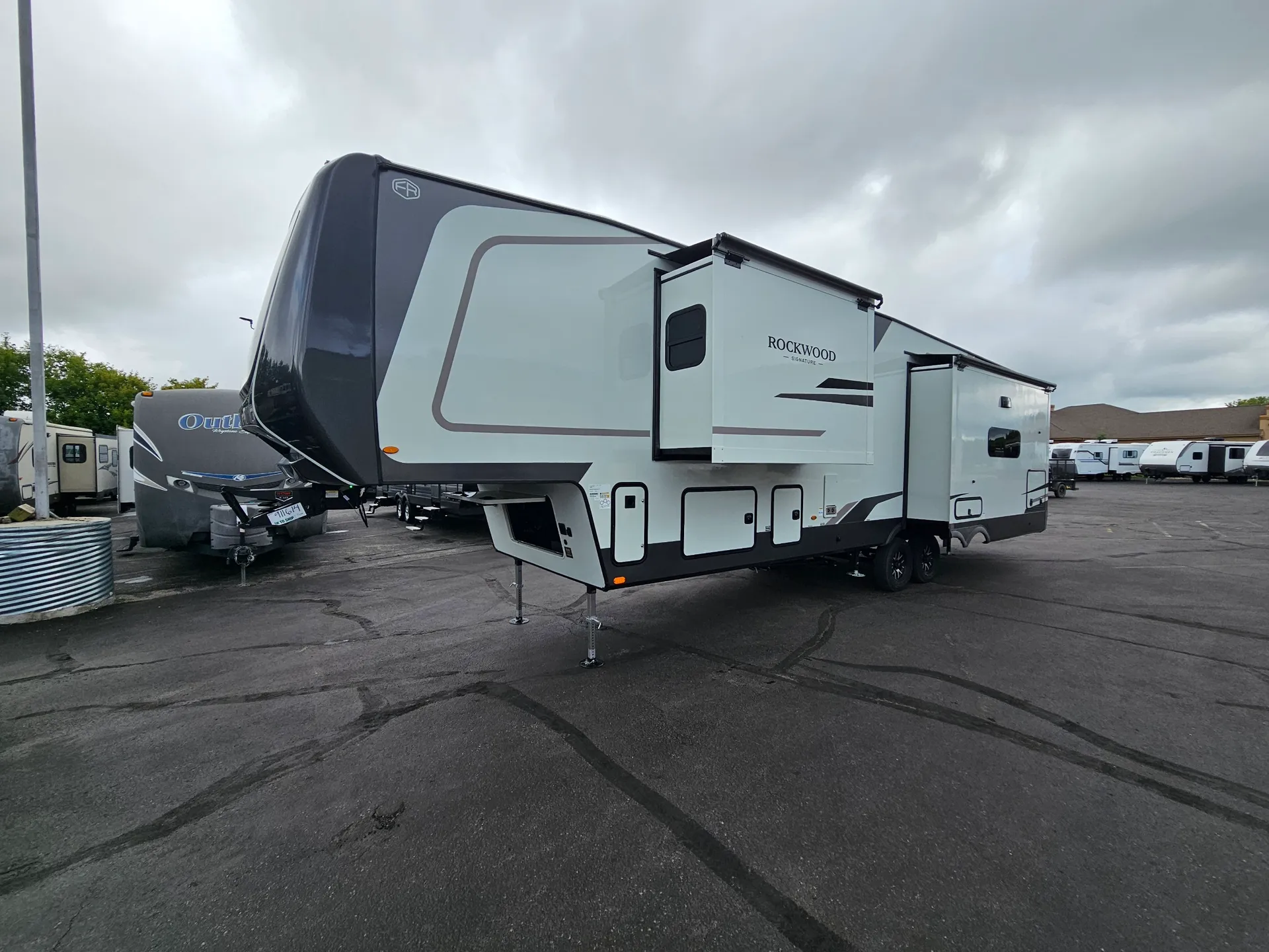 2027 ROCKWOOD SIGNATURE 401SFB - Photo 4