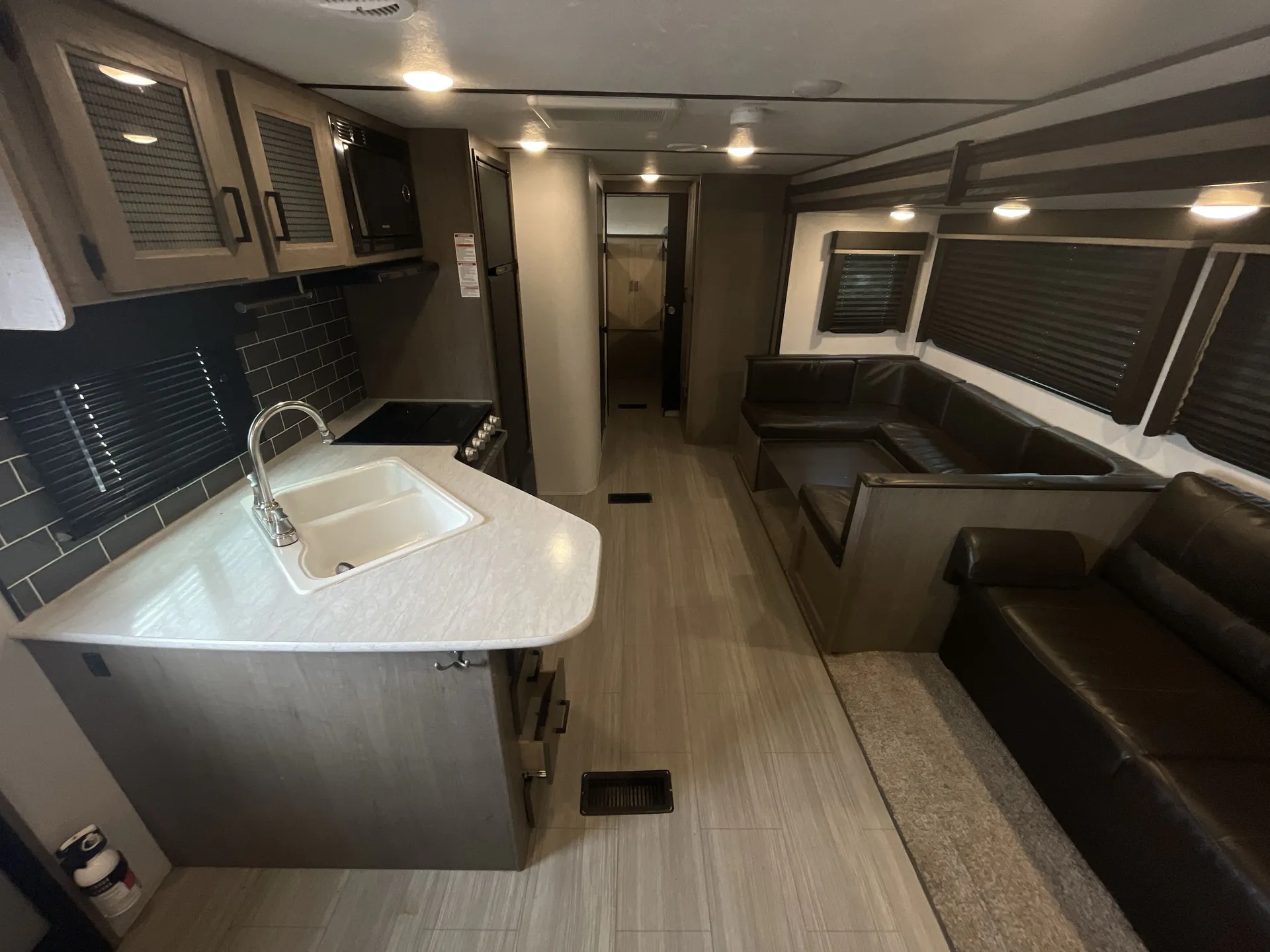 2021 Keystone Hideout 29BQWE — living area main