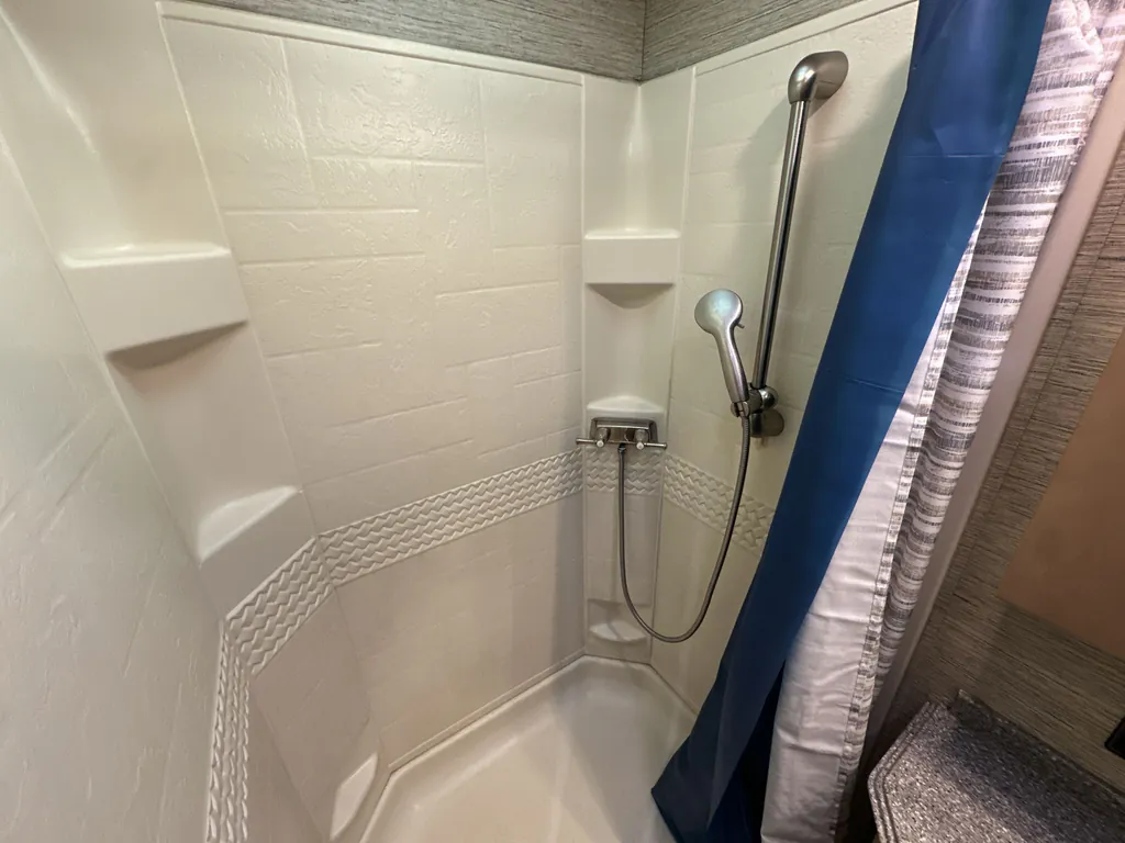 2017 Newmar Canyon Star 3923, Photos photo 14