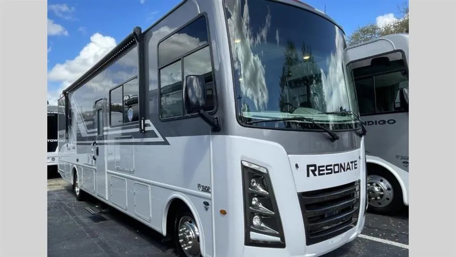 2026 Thor Motor Coach Resonate 32B - Photo 2