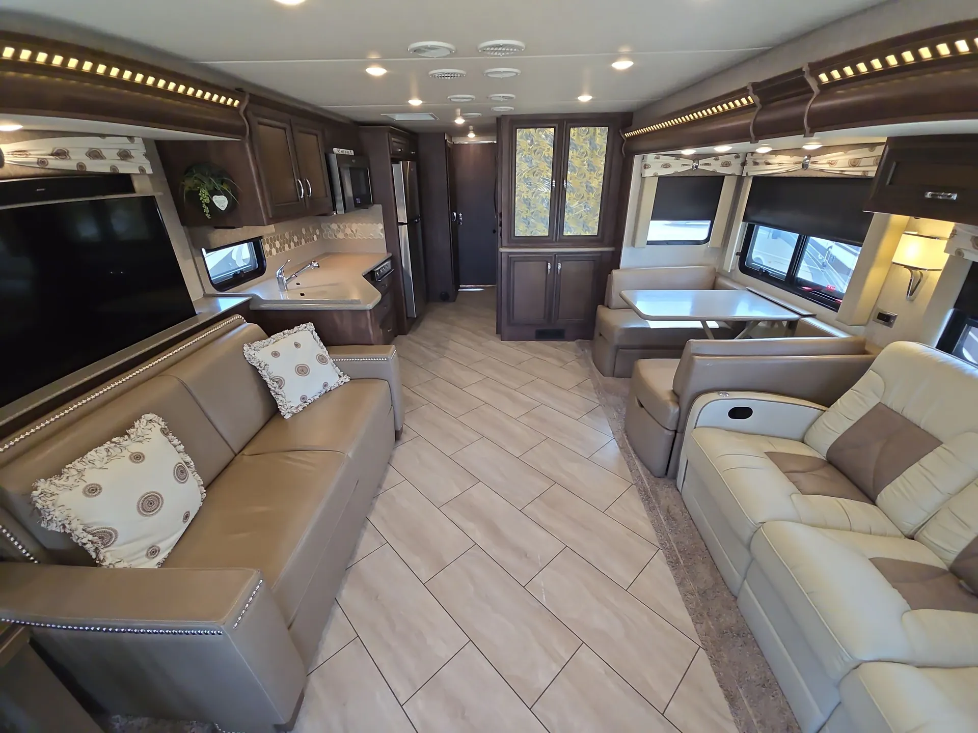 2020 newmar Bay Star 3626 — living area main