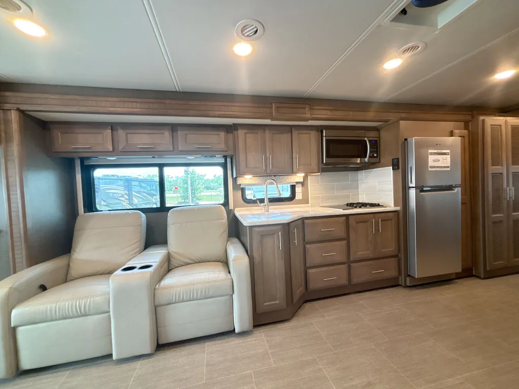 2022 Thor Motor Coach Challenger 35MQ, Photos photo 13
